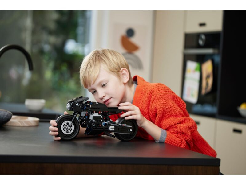 LEGO Technic DC Comics The Batman Batcycle - 42155 - Afbeelding 11