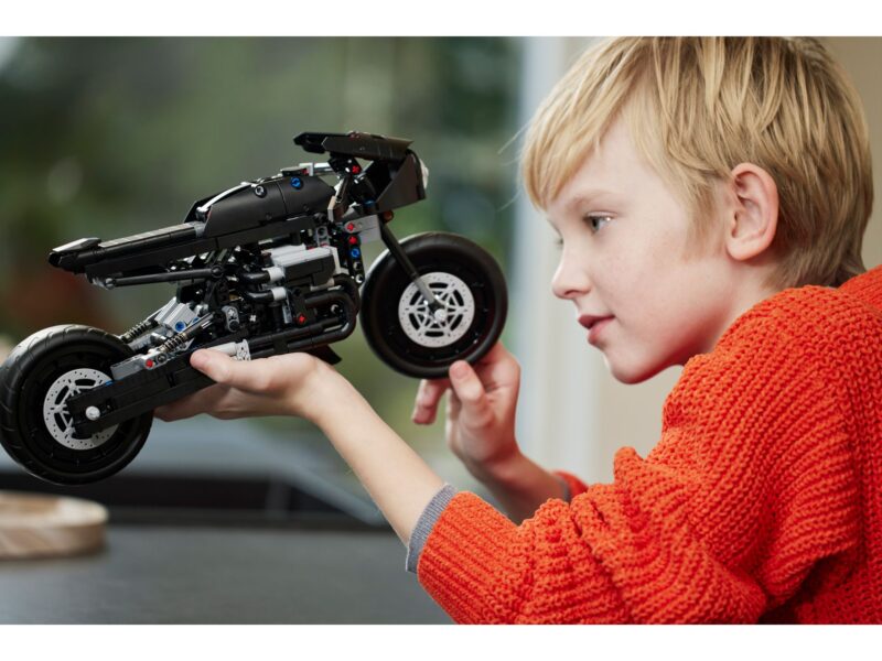 LEGO Technic DC Comics The Batman Batcycle - 42155 - Afbeelding 12