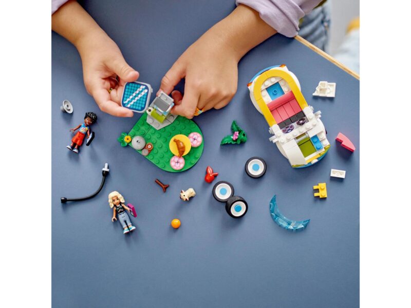 42609_Lifestyle_Build_crop LEGO Friends Elektrische auto en oplaadpunt - 42609 - Afbeelding 10