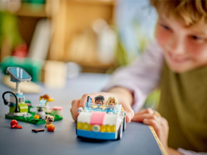 42609_Lifestyle_cons_2 LEGO Friends Elektrische auto en oplaadpunt - 42609 - Afbeelding 8