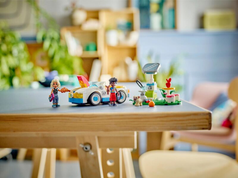 42609_Lifestyle_envr LEGO Friends Elektrische auto en oplaadpunt - 42609 - Afbeelding 9