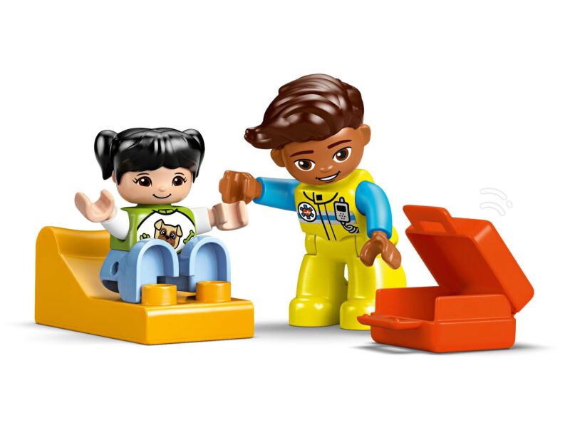 LEGO DUPLO Town Ambulance met chauffeur - 10447 - Afbeelding 4
