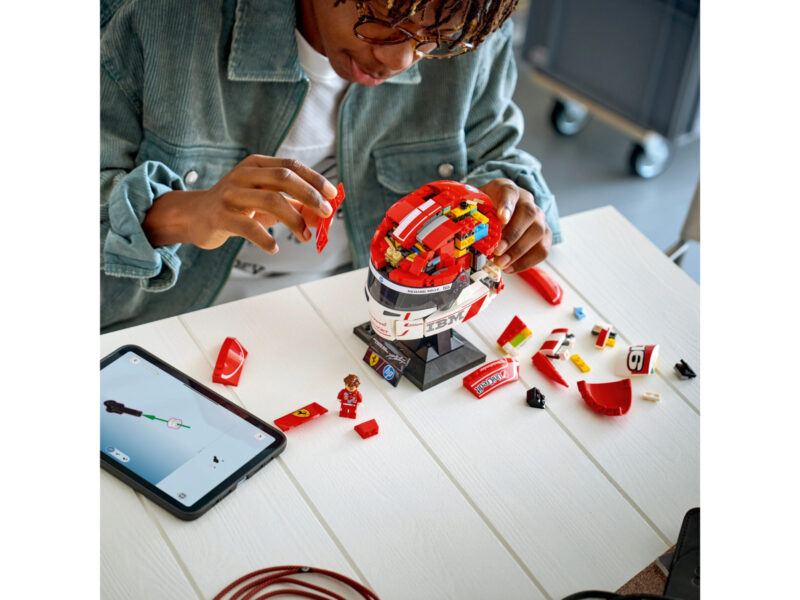 LEGO Editions Formula 1 Scuderia Ferrari HP helm van Charles Leclerc - 43014 - Afbeelding 10